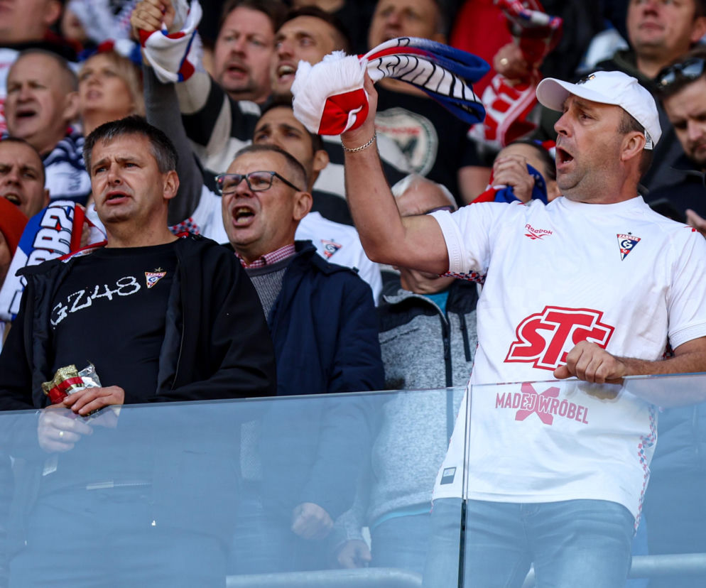Kibice na trybunach podczas meczu Górnika Zabrze. O emocjach na derbach Śląska przeczytasz na Eska Śląskie.