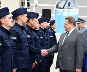 Nowi policjanci złożyli ślubowanie. Na uroczystości był wiceminister Jarosław Zieliński [ZDJĘCIA]