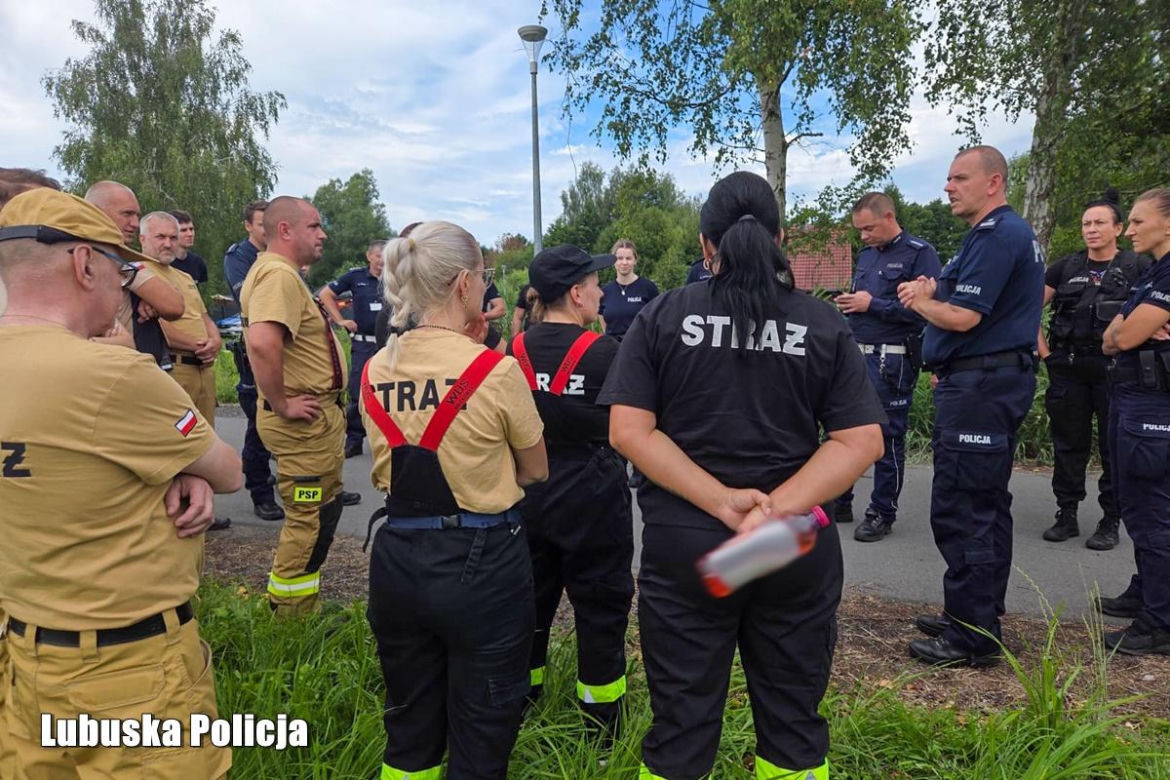 Trwa dramatyczna walka z czasem! Policja i strażacy szukają 76-letniego Janusza