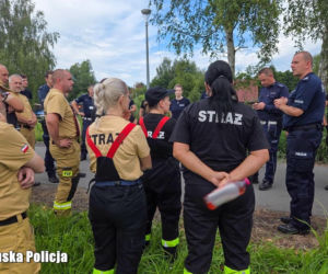 Trwa dramatyczna walka z czasem! Policja i strażacy szukają 76-letniego Janusza
