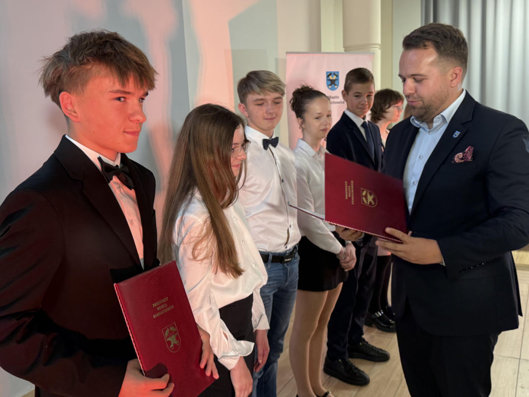 Młode talenty ze Starachowic nagrodzone. Prezydent Marek Materek wręczył stypendia za wybitne wyniki