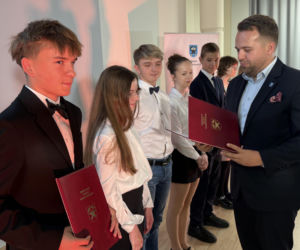 Młode talenty ze Starachowic nagrodzone. Prezydent Marek Materek wręczył stypendia za wybitne wyniki