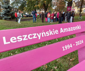 Posadzili kolejne żonkile w Lesznie. W dniu walki z rakiem piersi