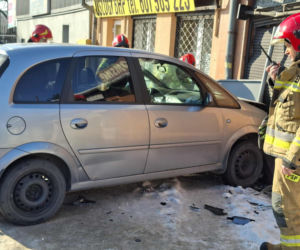 Wypadek w Starachowicach. Opel staranował barierki i uderzył w budynek