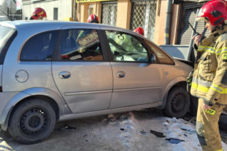 Wypadek w Starachowicach. Opel staranował barierki i uderzył w budynek