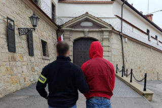 Kibole bestialsko pobili 14-latka. Szokujące szczegóły napaści