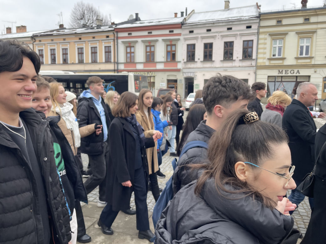 Maturzyści zatańczyli na Rynku poloneza