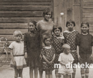 Zdjęcie rodzinne przed domem, ul. Kraszewskiego 21, Białystok, 1923 r.