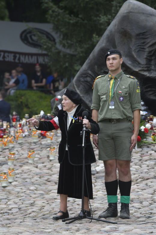 Złożenie kwiatów na kurhanie przy pomniku Polegli Niepokonani na Cmentarzu Powstańców Warszawy