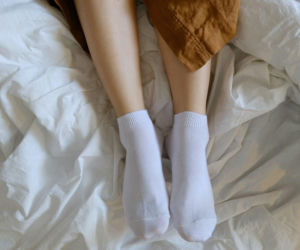 Masz obrzęki i czujesz zmęczenie nóg? Wystarczy 15 minut w tej pozycji, by poczuć lekkość