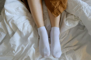 Masz obrzęki i czujesz zmęczenie nóg? Wystarczy 15 minut w tej pozycji, by poczuć lekkość