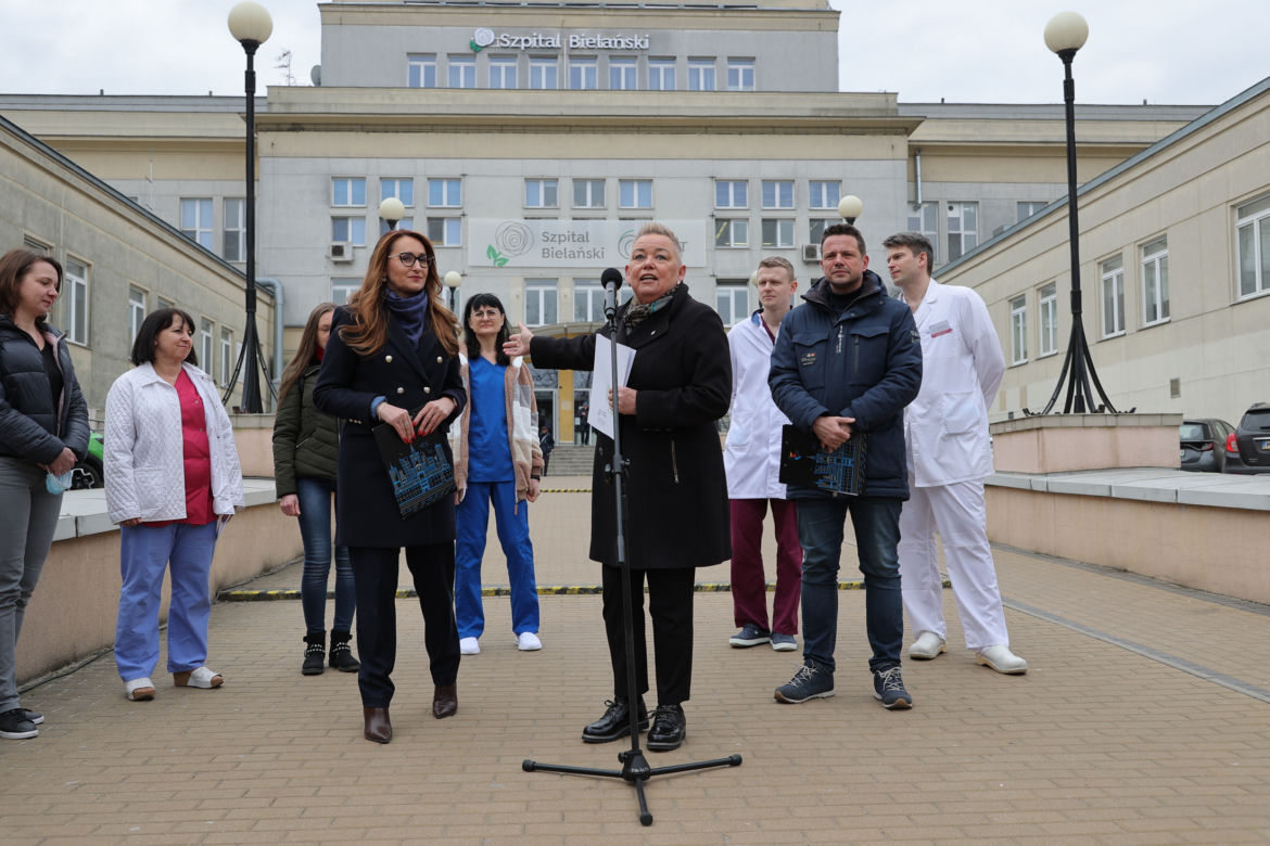 Warszawa zatrudnia medyków z Ukrainy. Konferencja Rafała Trzaskowskiego pod Szpitalem Bielańskim.