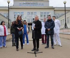 Warszawa zatrudnia medyków z Ukrainy. Konferencja Rafała Trzaskowskiego pod Szpitalem Bielańskim.