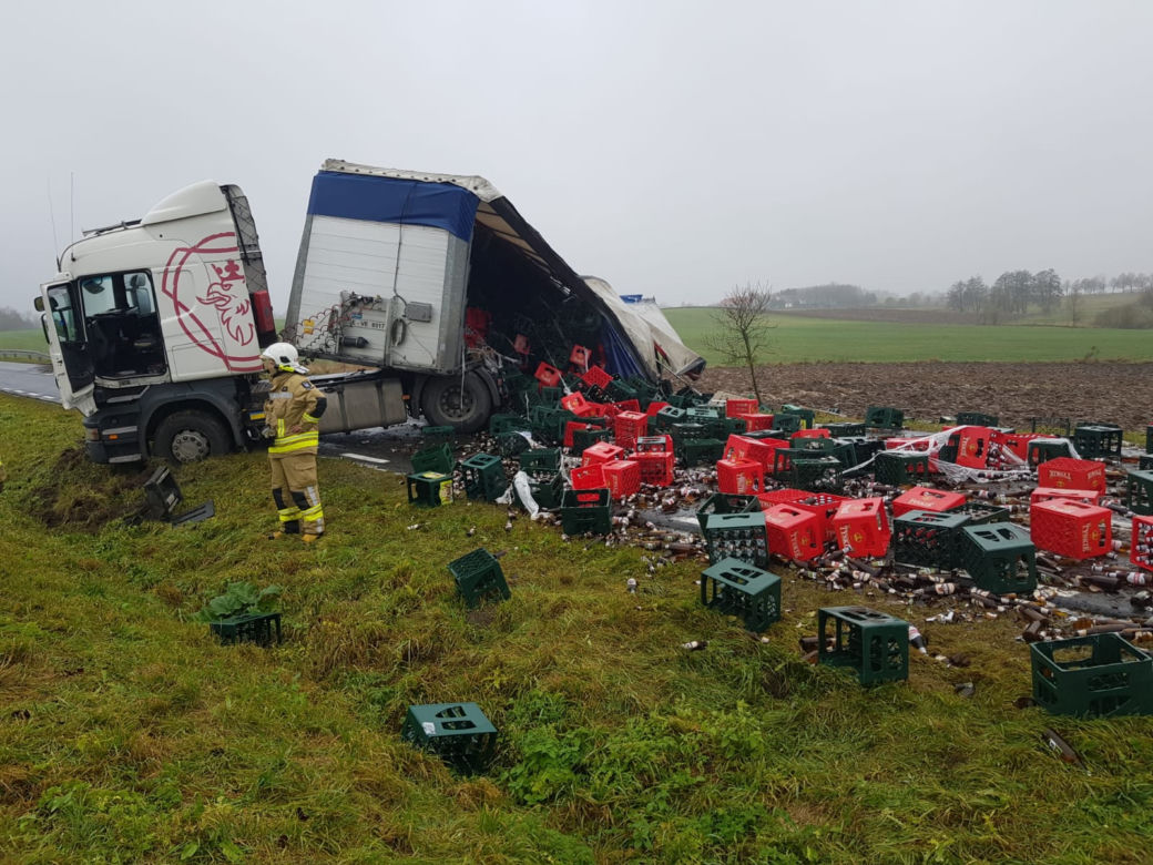 Wypadek ciężarówki z piwem. Setki litrów alkoholu rozlały się po DK 57