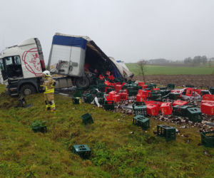 Wypadek ciężarówki z piwem. Setki litrów alkoholu rozlały się po DK 57
