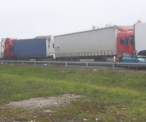 Łyski. Potężny karambol na S8. Osobówka została zmiażdżona