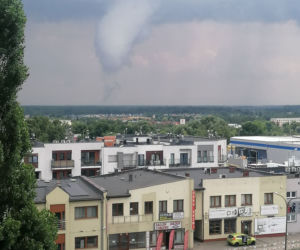 Trąba powietrzna na Śląsku?! Widok z Żor sieje postrach. Te ujęcia robią wrażenie! [WIDEO, ZDJĘCIA]