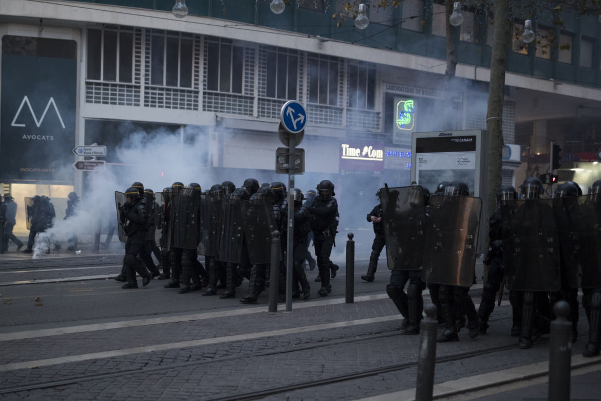 Francja płonie! Wielki atak na policję, dziesiątki rannych