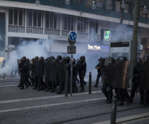 Francja płonie! Wielki atak na policję, dziesiątki rannych