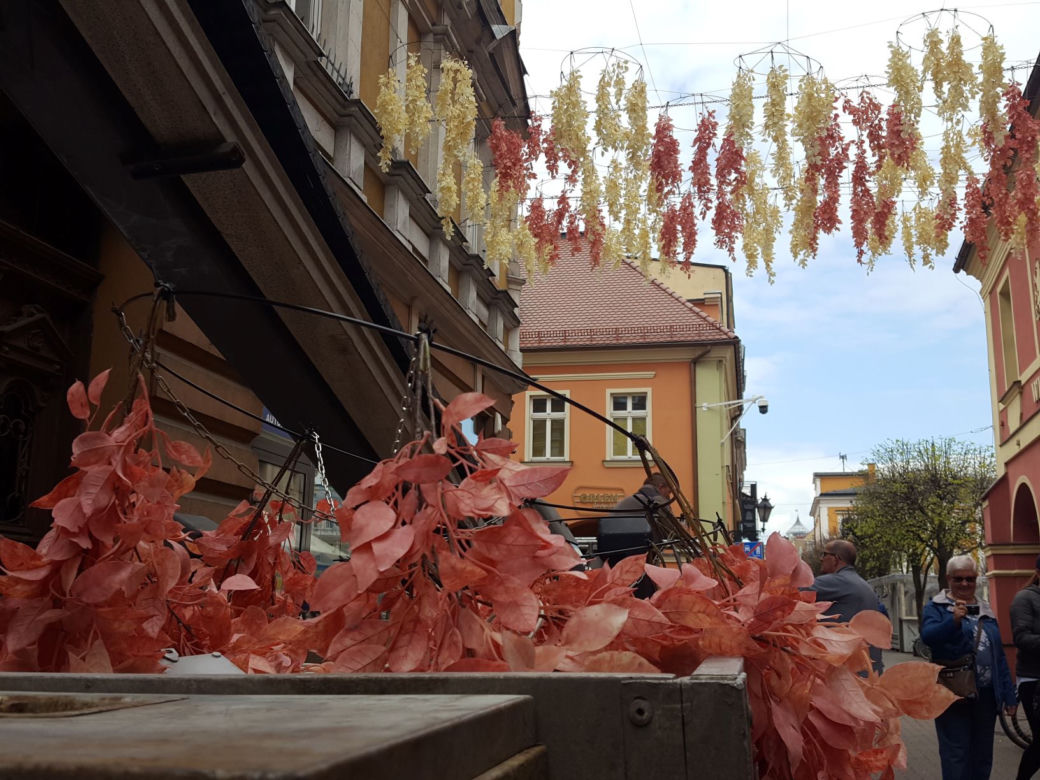Nad ulicą Wróblewskiego zamontowano dziś girlandy