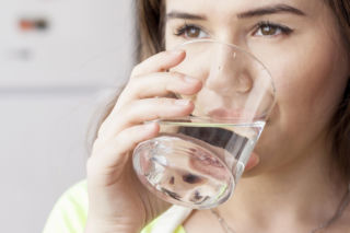 Masz sucho w ustach? Ten niepozorny objaw może wskazywać na chorobę, o której większość dowiaduje się za późno