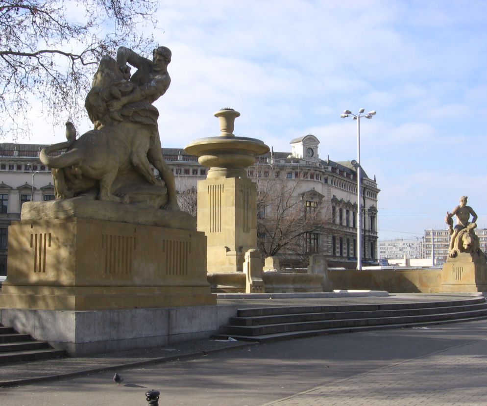 Plac Jana Pawła II czy plac 1 Maja? Trwa dyskusja nad zmianą nazwy!