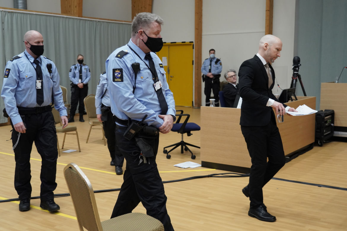 Breivik chce szybciej wyjść z więzienia. Jego ojciec: "Szkoda, że mnie też nie zabił"