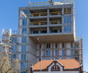 Blok z dziurą na dom. Oto najbardziej kontrowersyjna budowa w Polsce? Kapitanat Garbary w Poznaniu