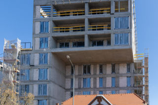 Blok z dziurą na dom. Oto najbardziej kontrowersyjna budowa w Polsce? Kapitanat Garbary w Poznaniu