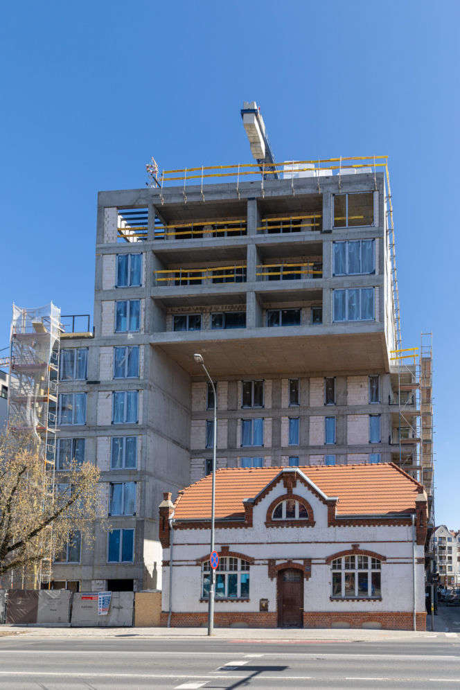 Blok z dziurą na dom. Oto najbardziej kontrowersyjna budowa w Polsce? Kapitanat Garbary w Poznaniu