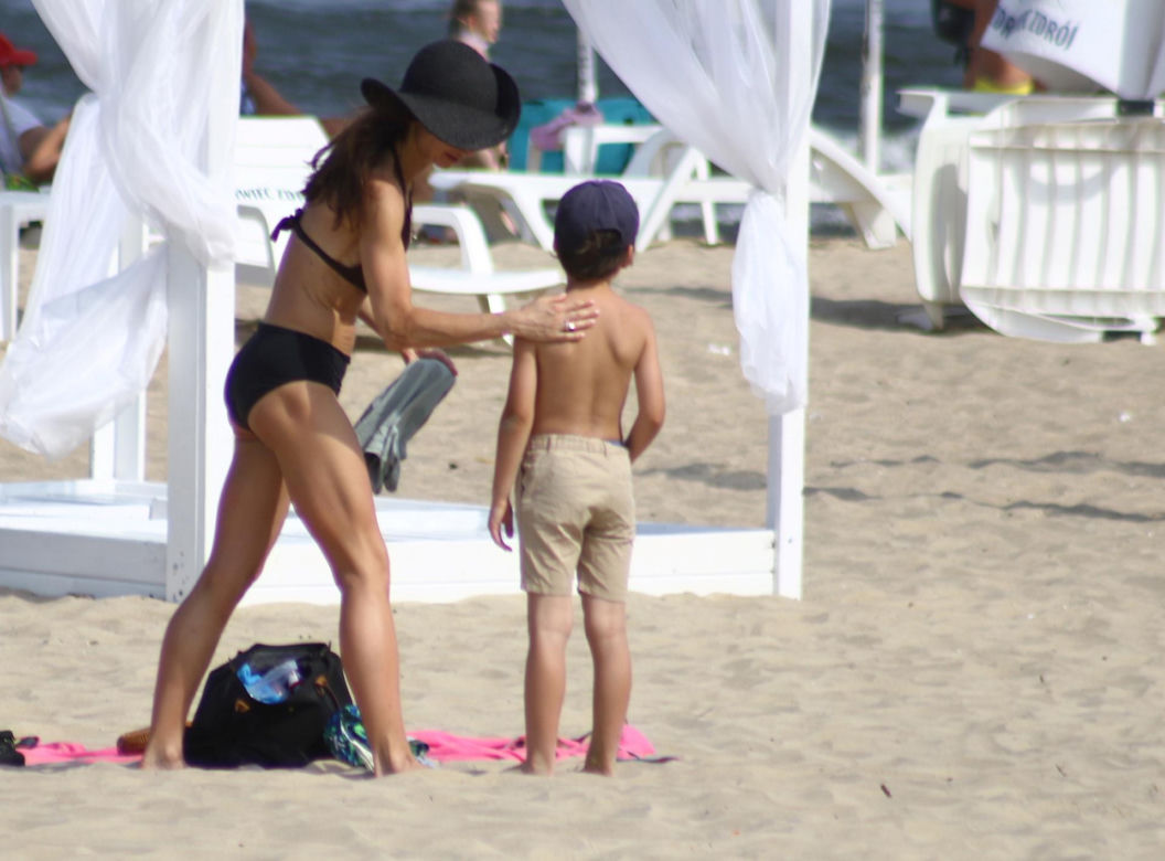 Marta Kaczyńska na plaży w Sopocie