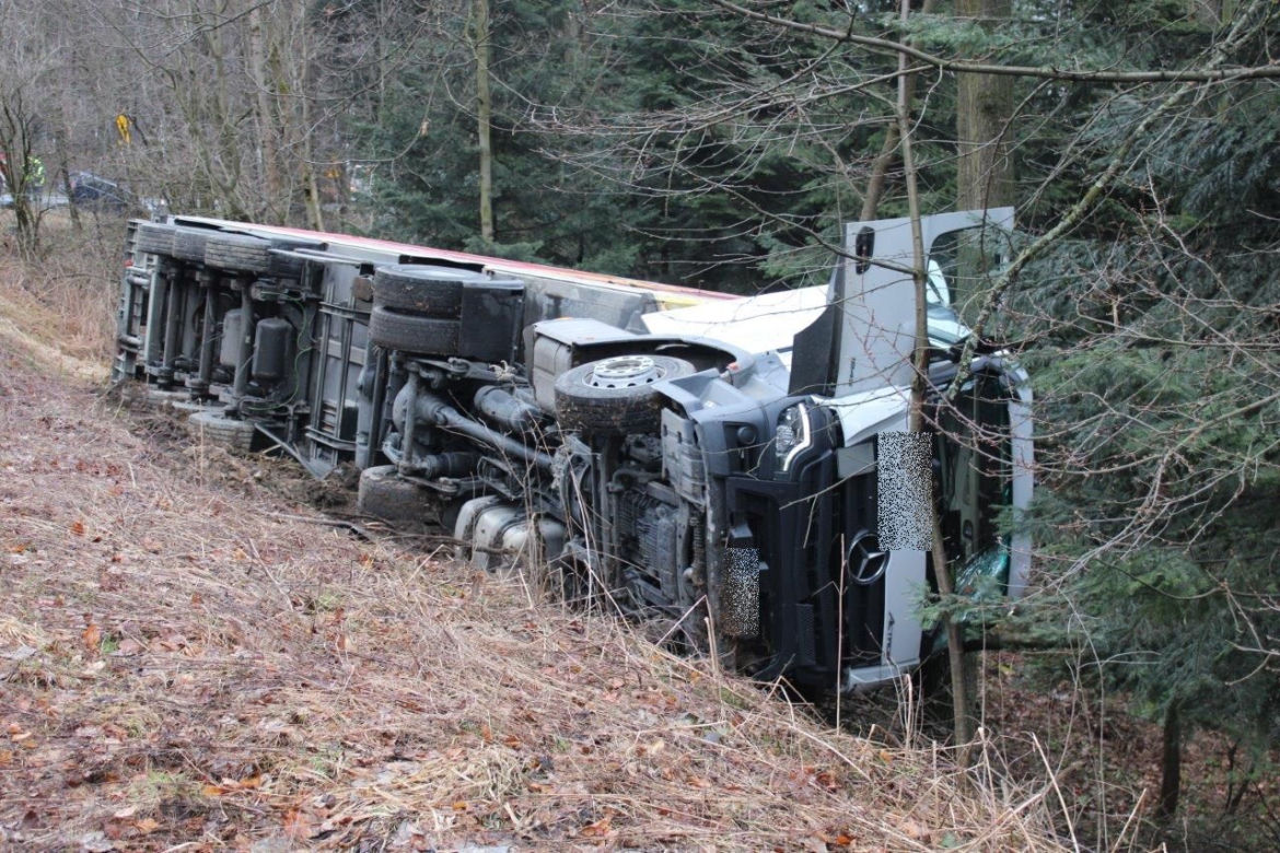 Piotrkowice. Pijany 40-latek stracił panowanie nad autem. Życie uratował mu kierowca ciężarówki