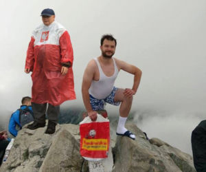Jarosław Kaczyński w patriotycznej pelerynie MEMY