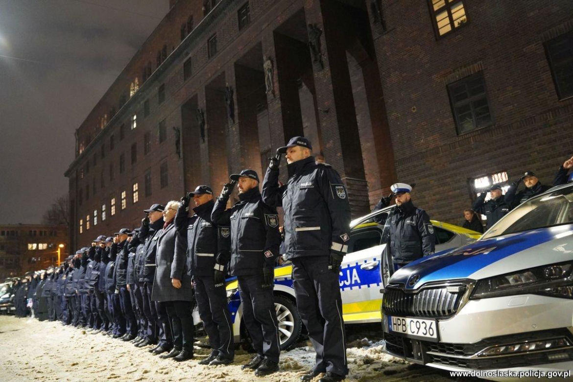Mundurowi spoczną we Wrocławiu i Łozinie 