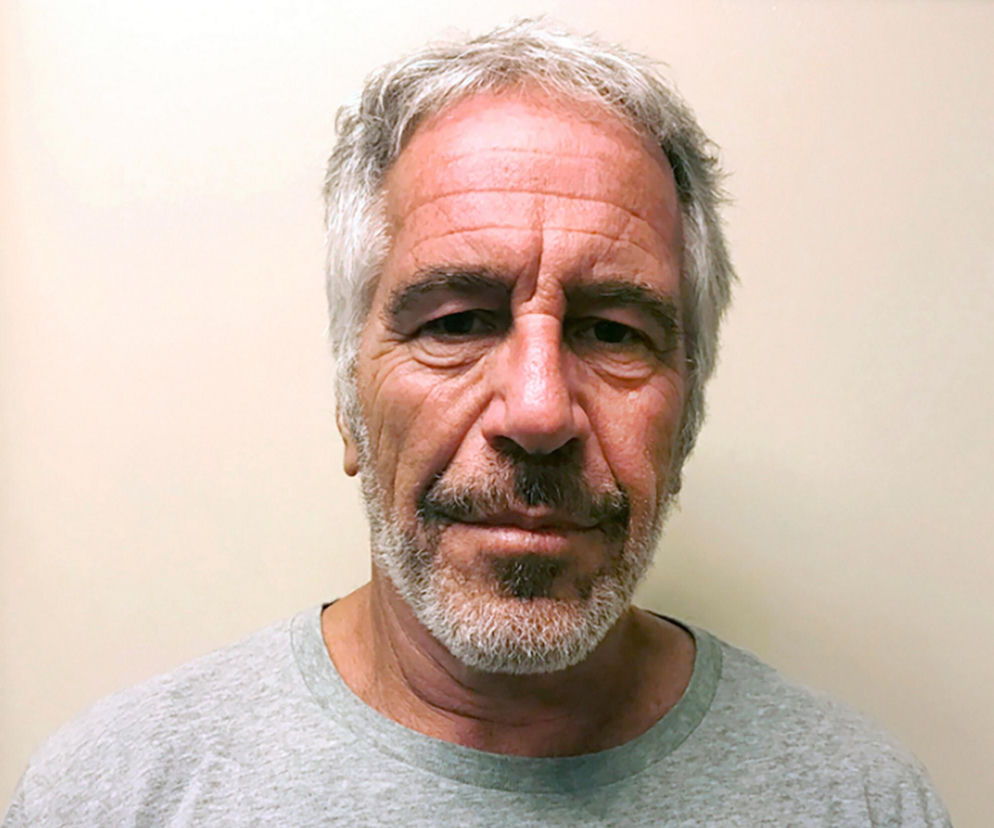 Jeffrey Epstein patrzy wprost w kamerę. O podejrzeniach J.D. Vance'a wobec finansisty przeczytasz w serwisie Eska.