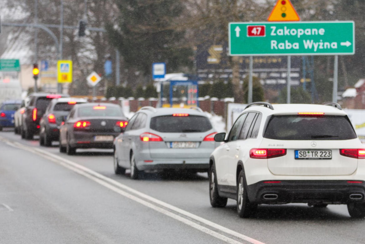 Święta pod Tatrami. Korki na zakopiance, trzeci stopień zagrożenia lawinowego, wcześniejsza rezerwacja parkingów