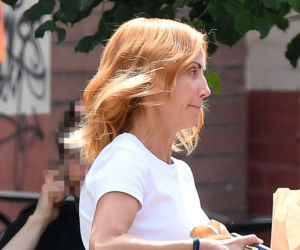 Katarzyna Zielińska parkuje na ulicy