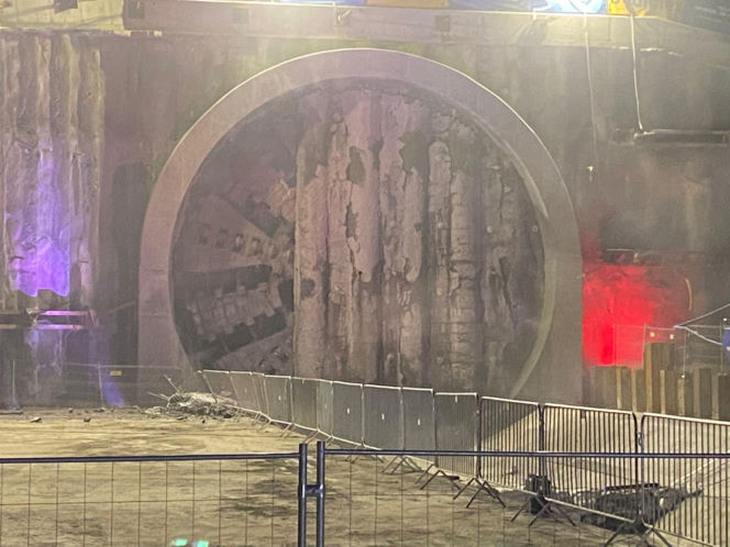 Tarcza przebiła się na drugą stronę. To będzie najdłuższy tunel kolejowy w Polsce