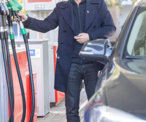 Andrzej Chyra obcine paznokcie na stacji