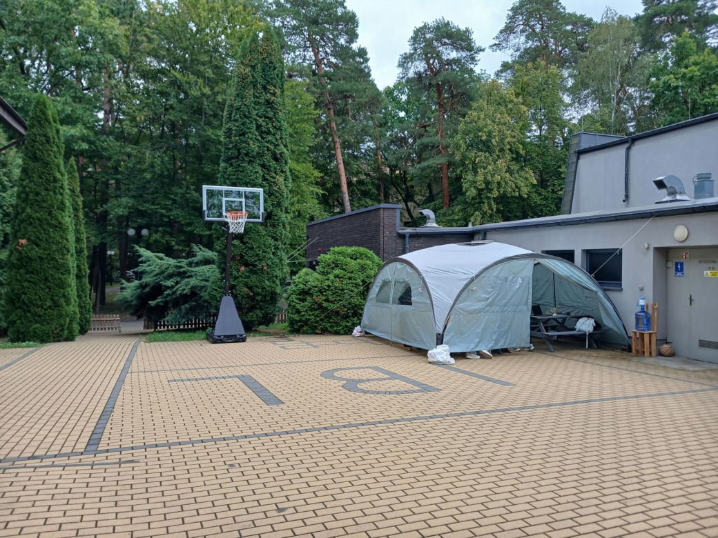 Dzieci w Sękocinie Starym ucza się pod chmurką