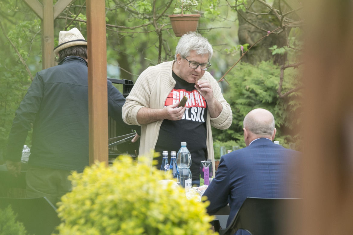 Czarnecki zagryzł ogórkiem