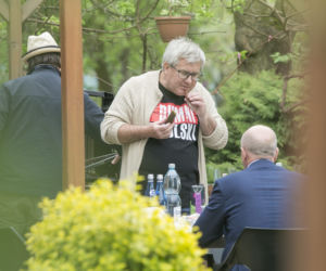 Czarnecki zagryzł ogórkiem