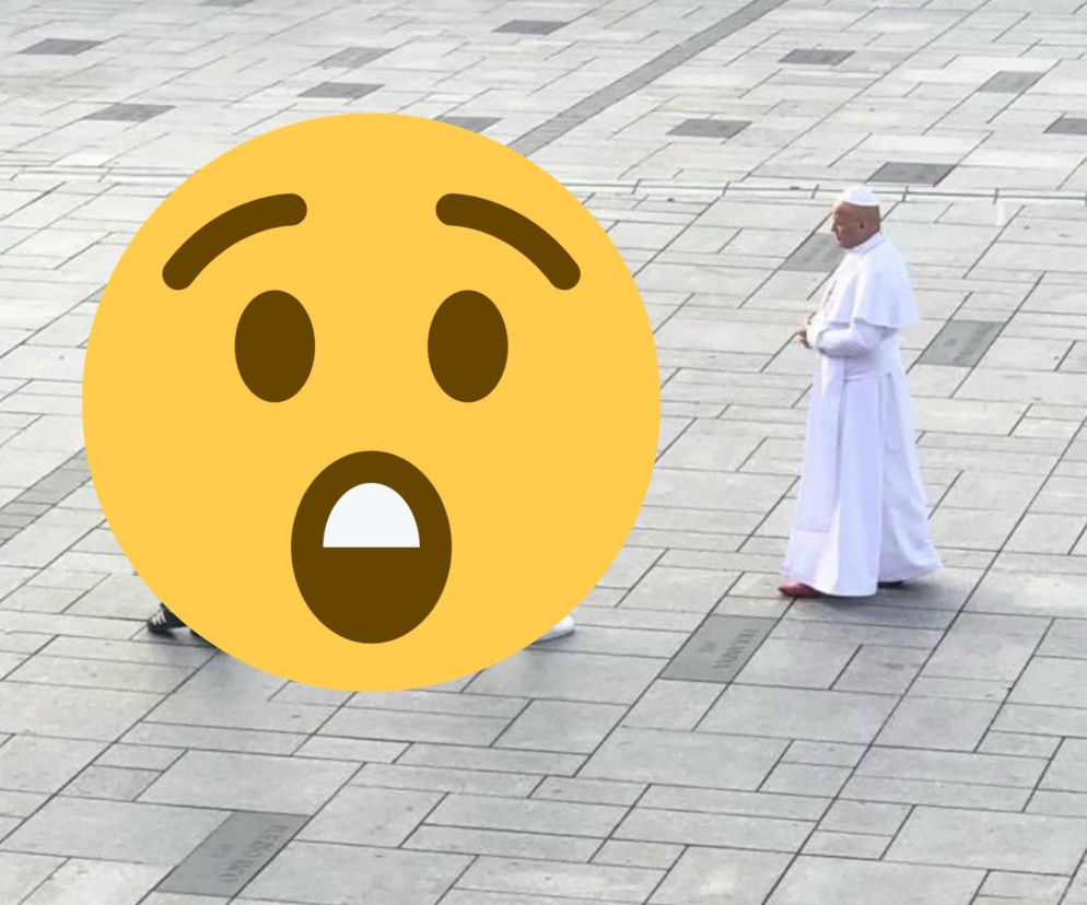 Wadowice. Przebrał się za papieża i chodził po rynu. Ludzie zaczęli klękać