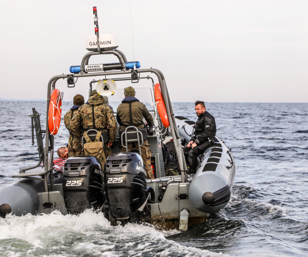 Żołnierze i nurek na motorówce patrolu saperskiego na morzu. O neutralizacji min w Świnoujściu przeczytasz w SE Portal Obronny.