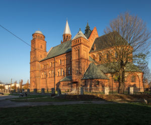 To jedno z najpiękniejszych miast w woj. łódzkim. Zachwyca rynkiem, którego ozdobą jest zabytkowy kościół