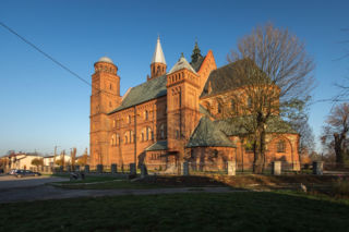 To jedno z najpiękniejszych miast w woj. łódzkim. Zachwyca rynkiem, którego ozdobą jest zabytkowy kościół