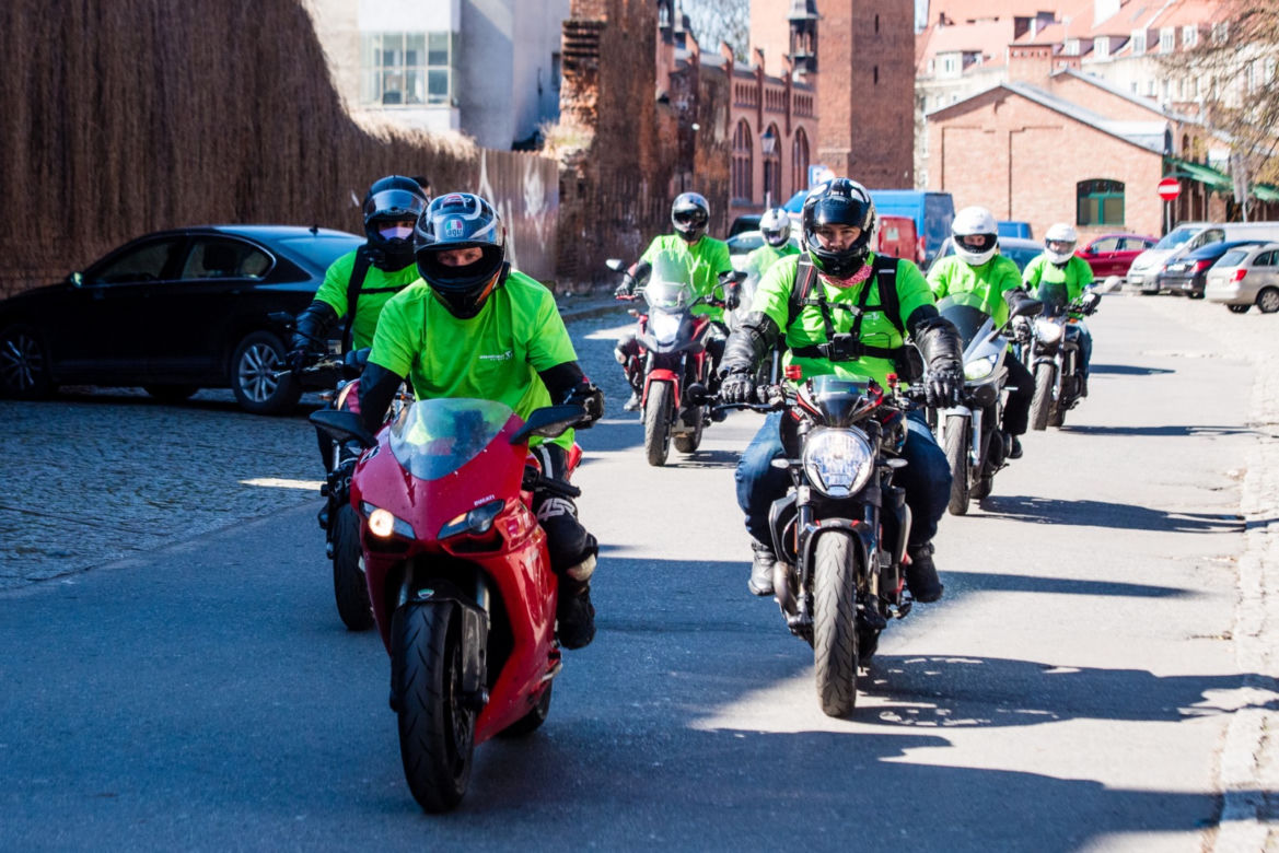 Koronawirus w Trójmieście. Jeżdżą na motorach i pomagają seniorom