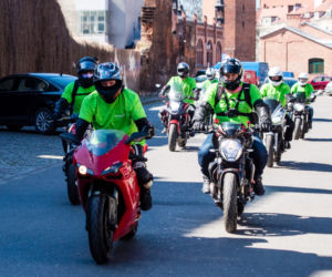 Koronawirus w Trójmieście. Jeżdżą na motorach i pomagają seniorom