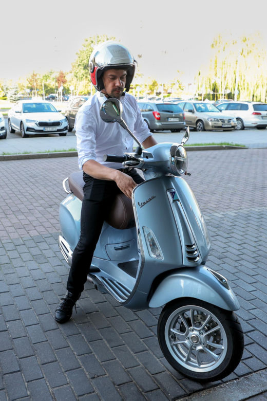 Michał Kołodziejczak przyjechał do "Super Expressu" skuterem