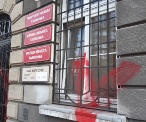 Budynek urzędu miasta w Tarnowie oszpecony!